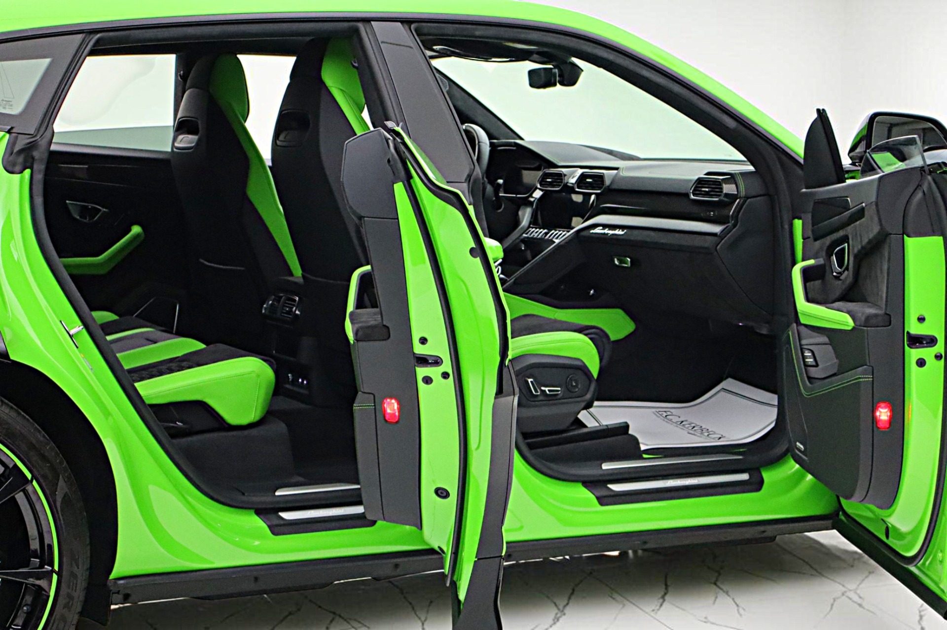 2021 Lamborghini Urus Pearl Capsule - Photo 15