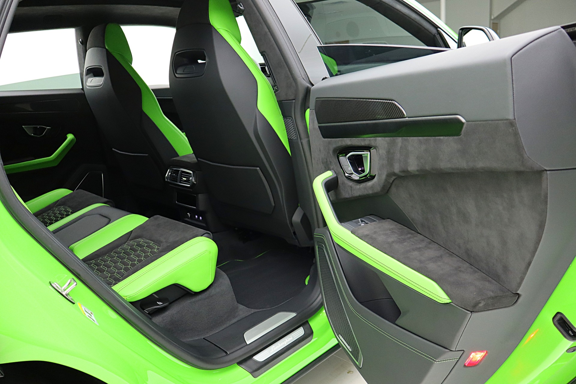 2021 Lamborghini Urus Pearl Capsule - Photo 38