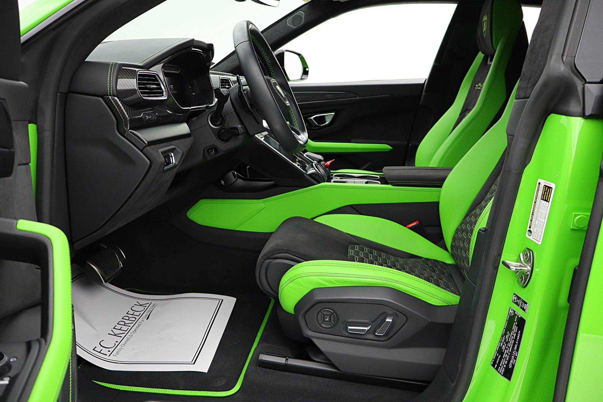 2021 Lamborghini Urus Pearl Capsule - Photo 39
