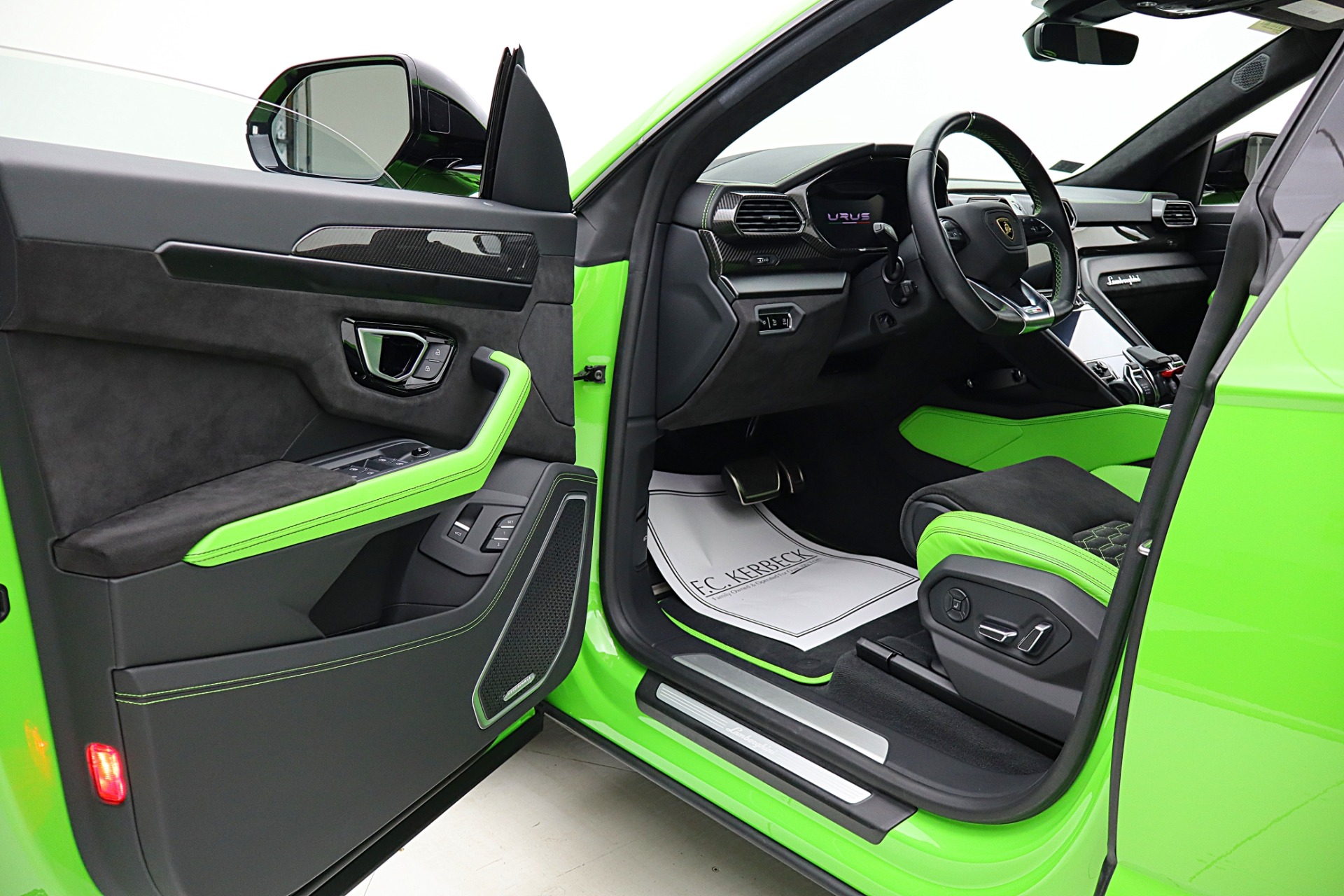 2021 Lamborghini Urus Pearl Capsule - Photo 41