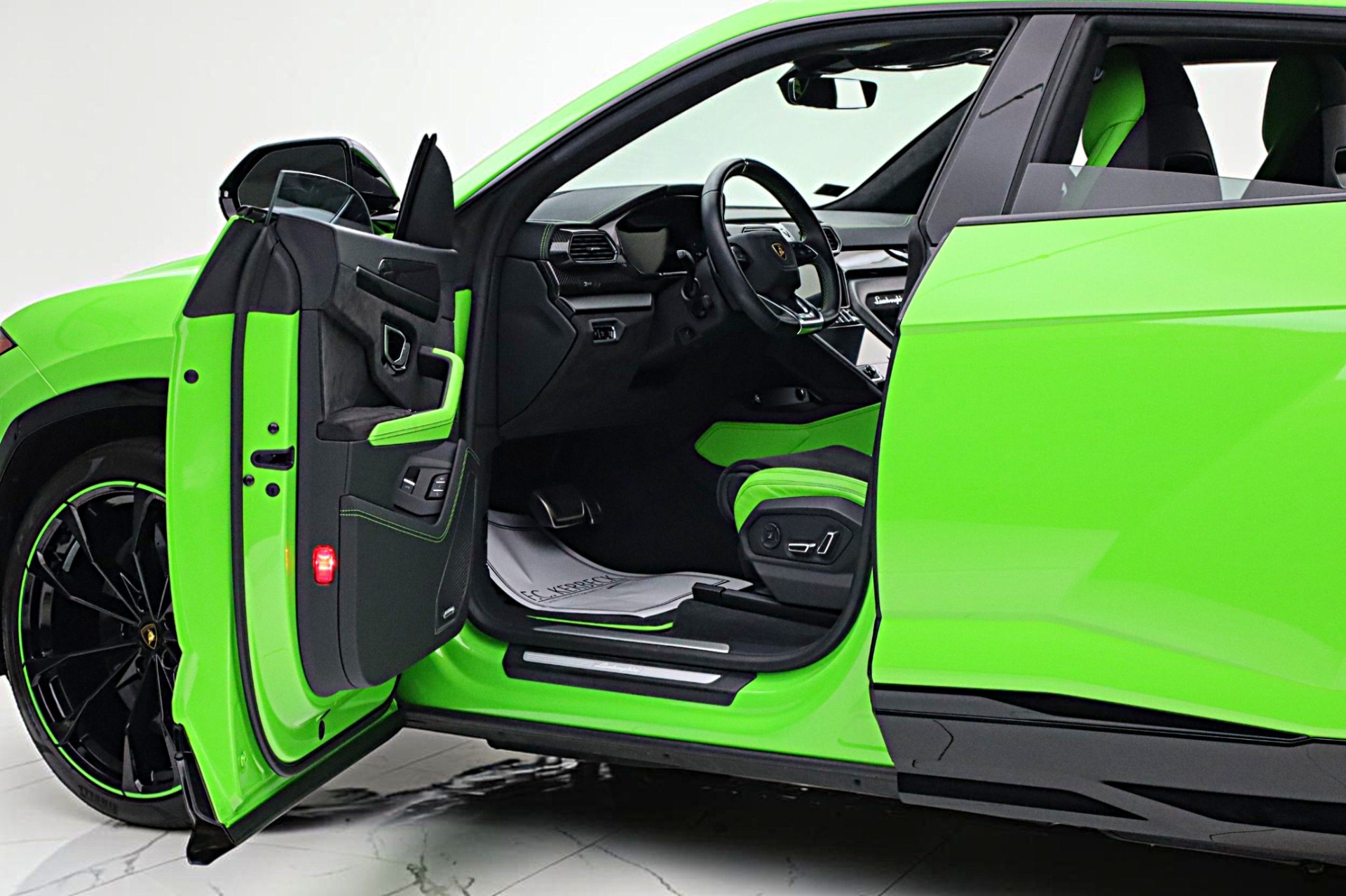 2021 Lamborghini Urus Pearl Capsule - Photo 6