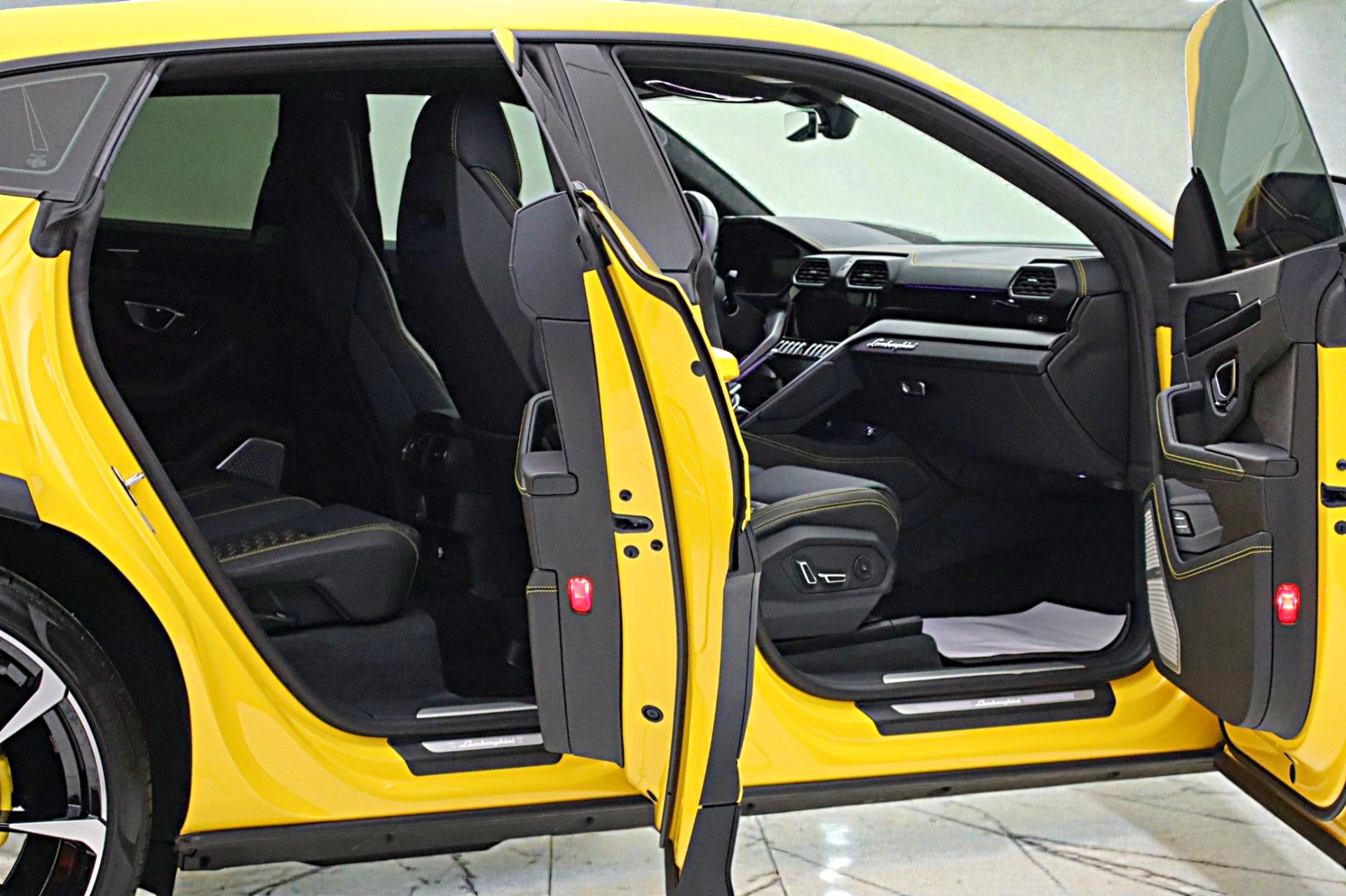 2022 Lamborghini Urus - Photo 12