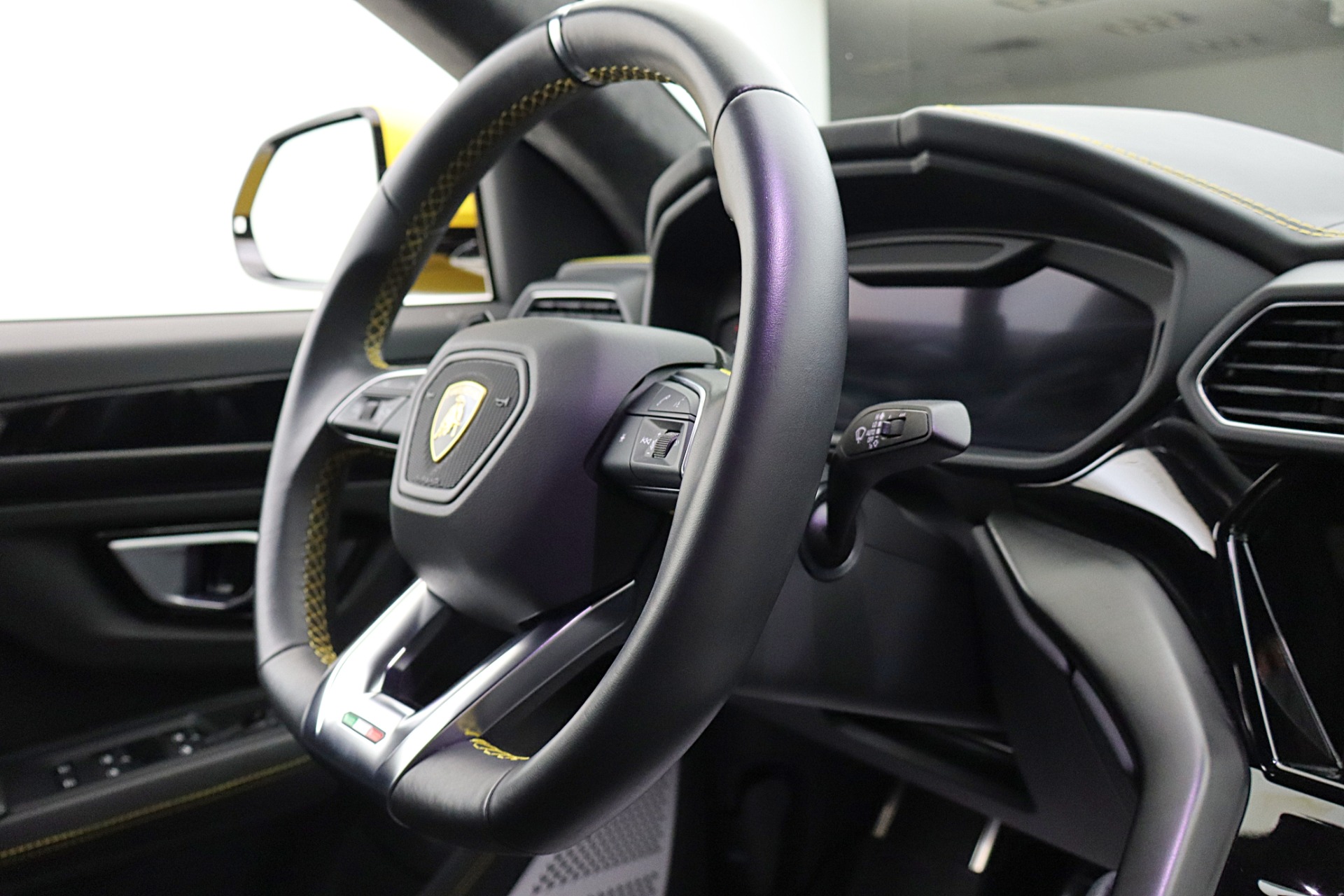 2022 Lamborghini Urus - Photo 24