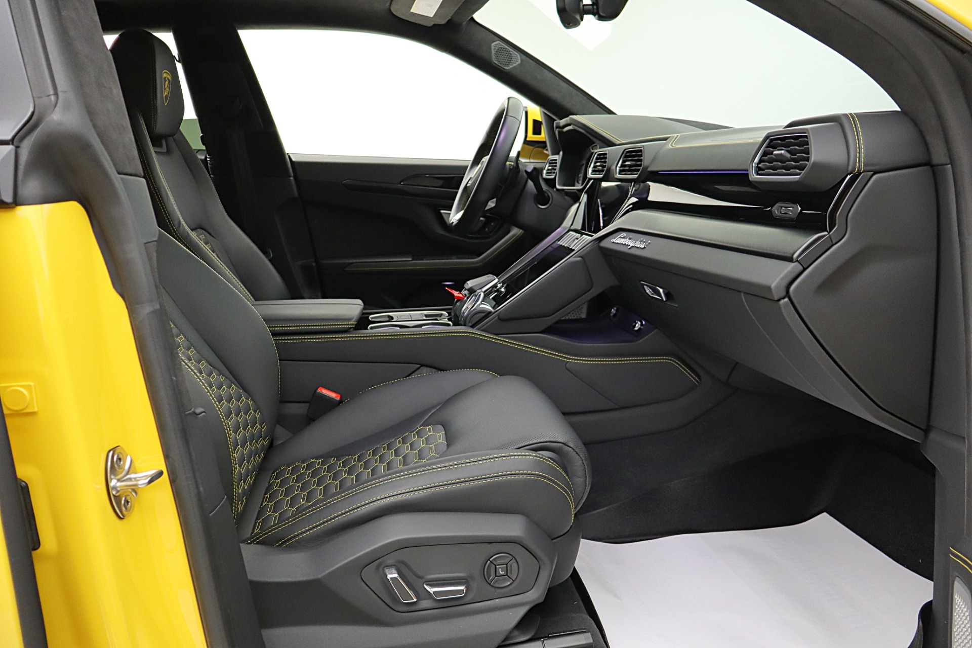 2022 Lamborghini Urus - Photo 31