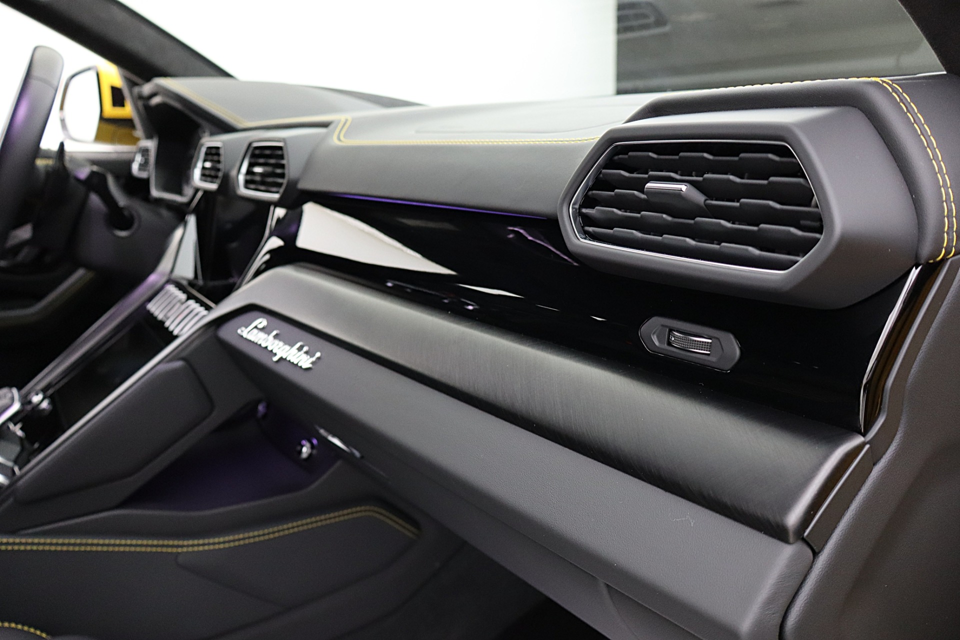 2022 Lamborghini Urus - Photo 32