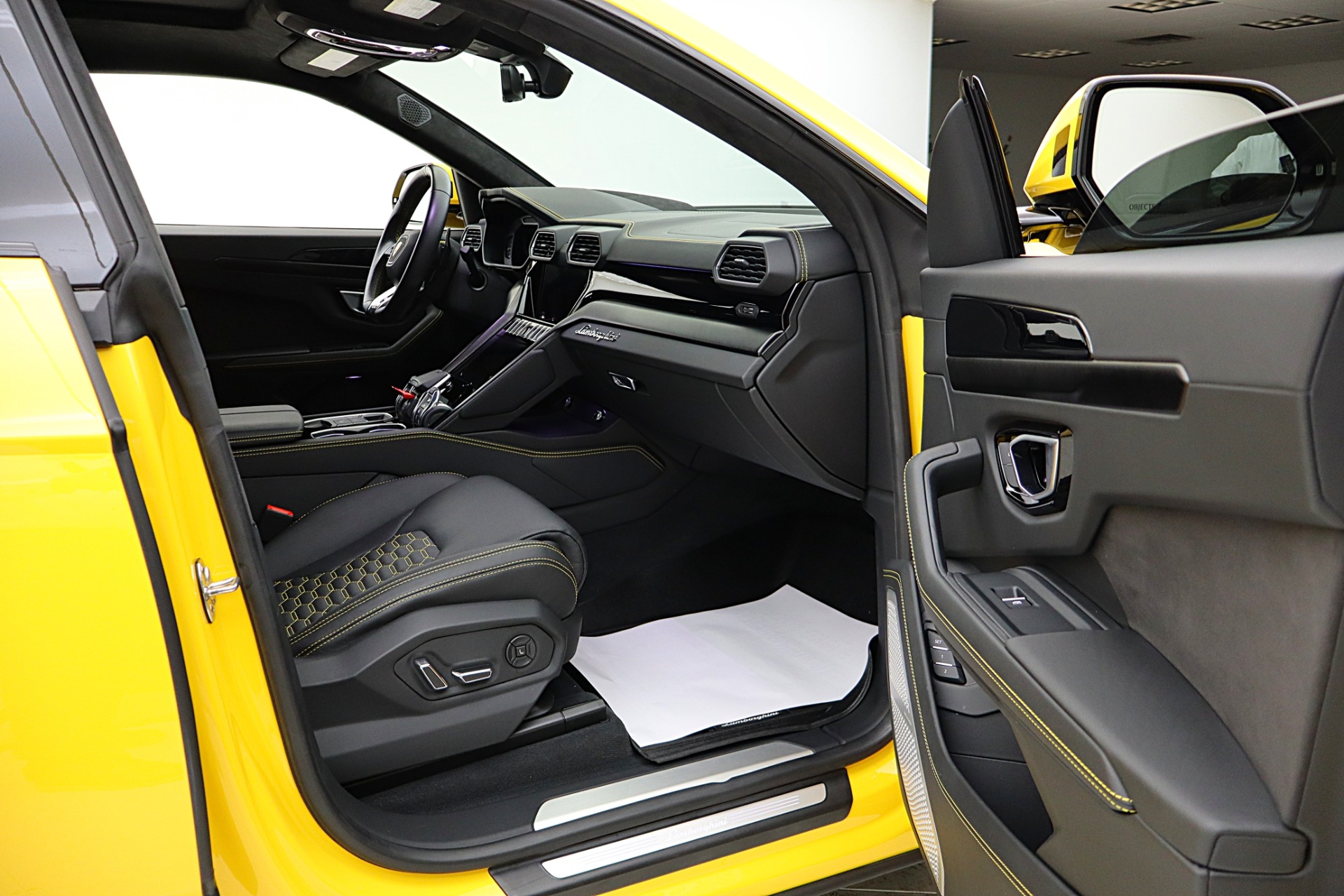 2022 Lamborghini Urus - Photo 37