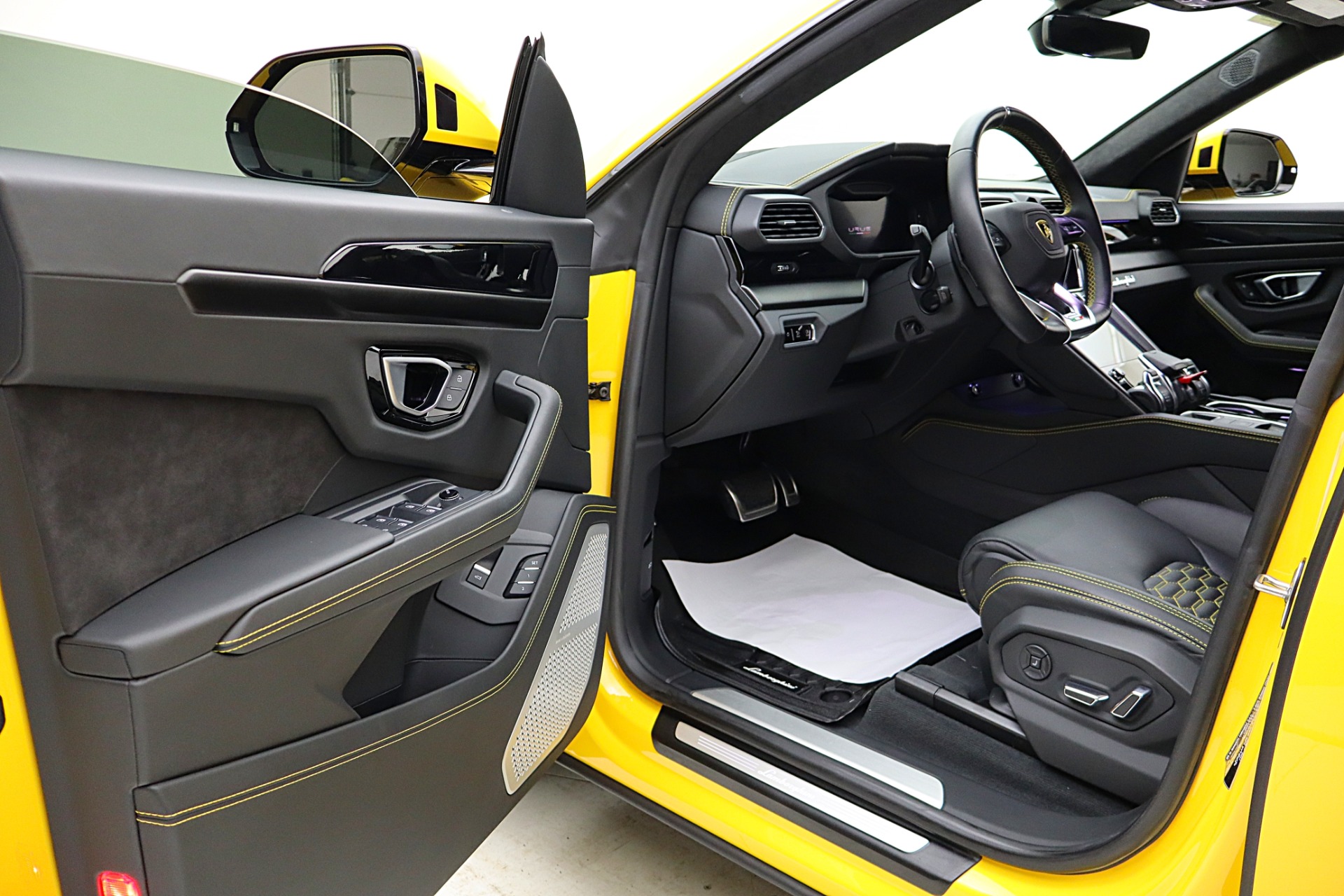 2022 Lamborghini Urus - Photo 42