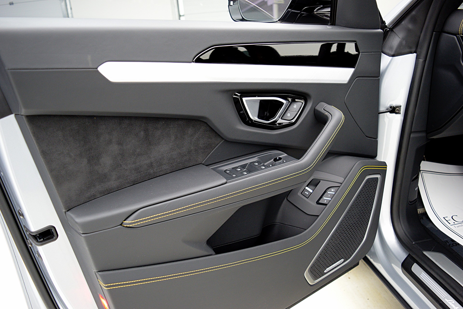 2023 Lamborghini Urus S - Photo 38