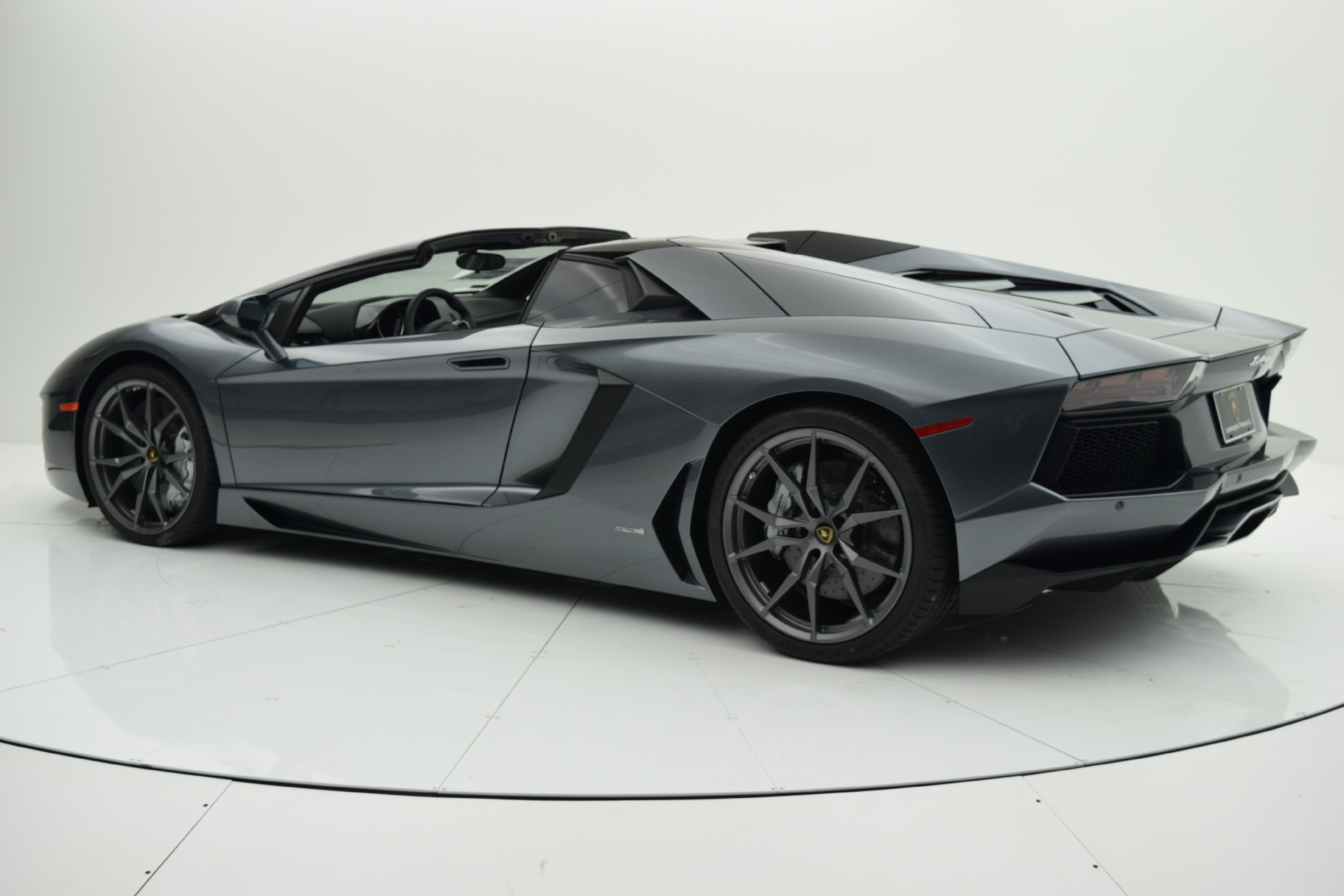 Lamborghini Aventador Roadster 2015 限定版 2015 Lamborghini Aventador Roadster | Pinnacle Motorcars