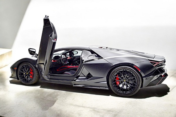Used 2024 Lamborghini Revuelto/LEASE OPTIONS AVAILABLE for sale $659,000 at F.C. Kerbeck Lamborghini Palmyra N.J. in Palmyra NJ 08065 5