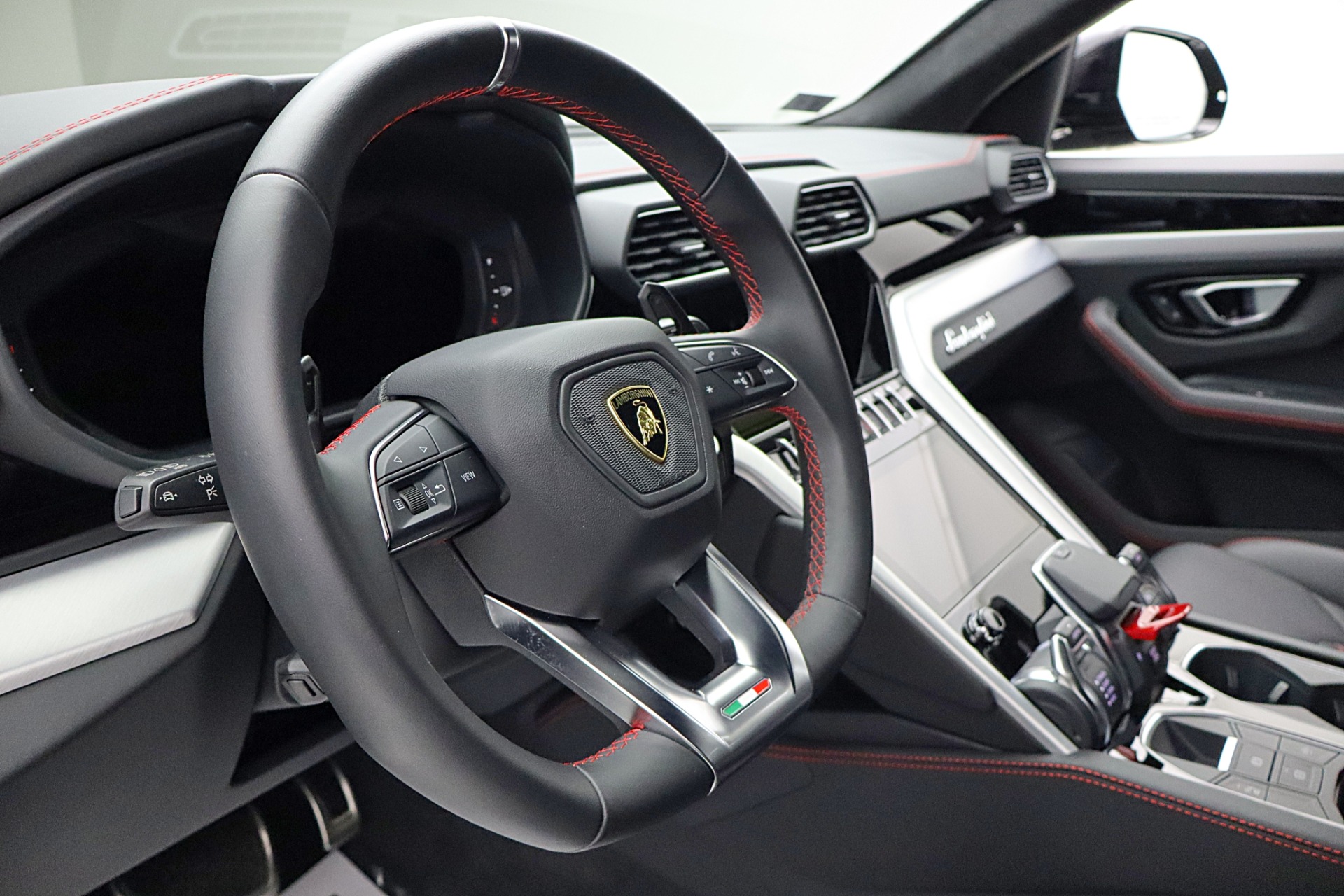2024 Lamborghini Urus S - Photo 28