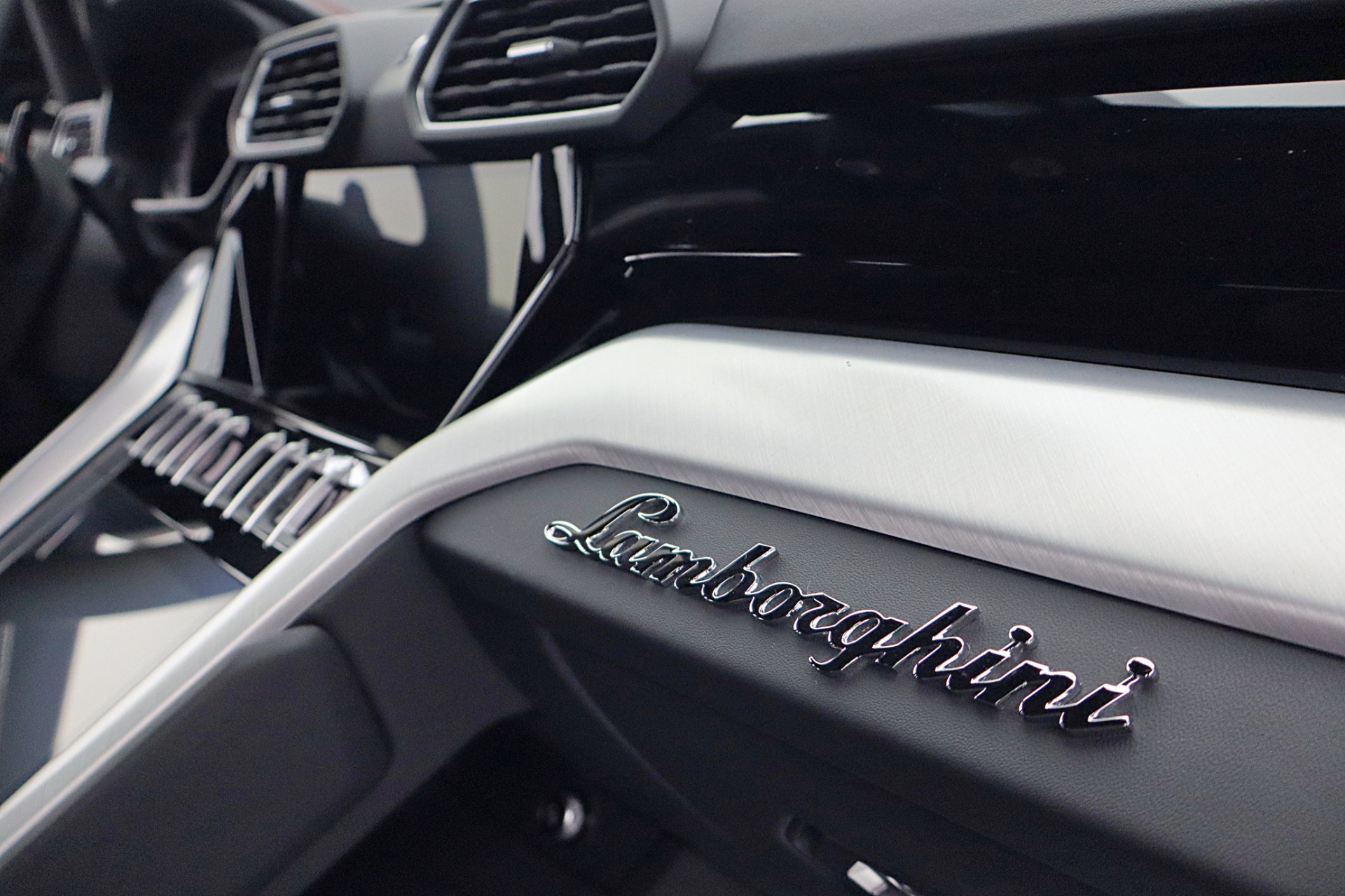2024 Lamborghini Urus S - Photo 33