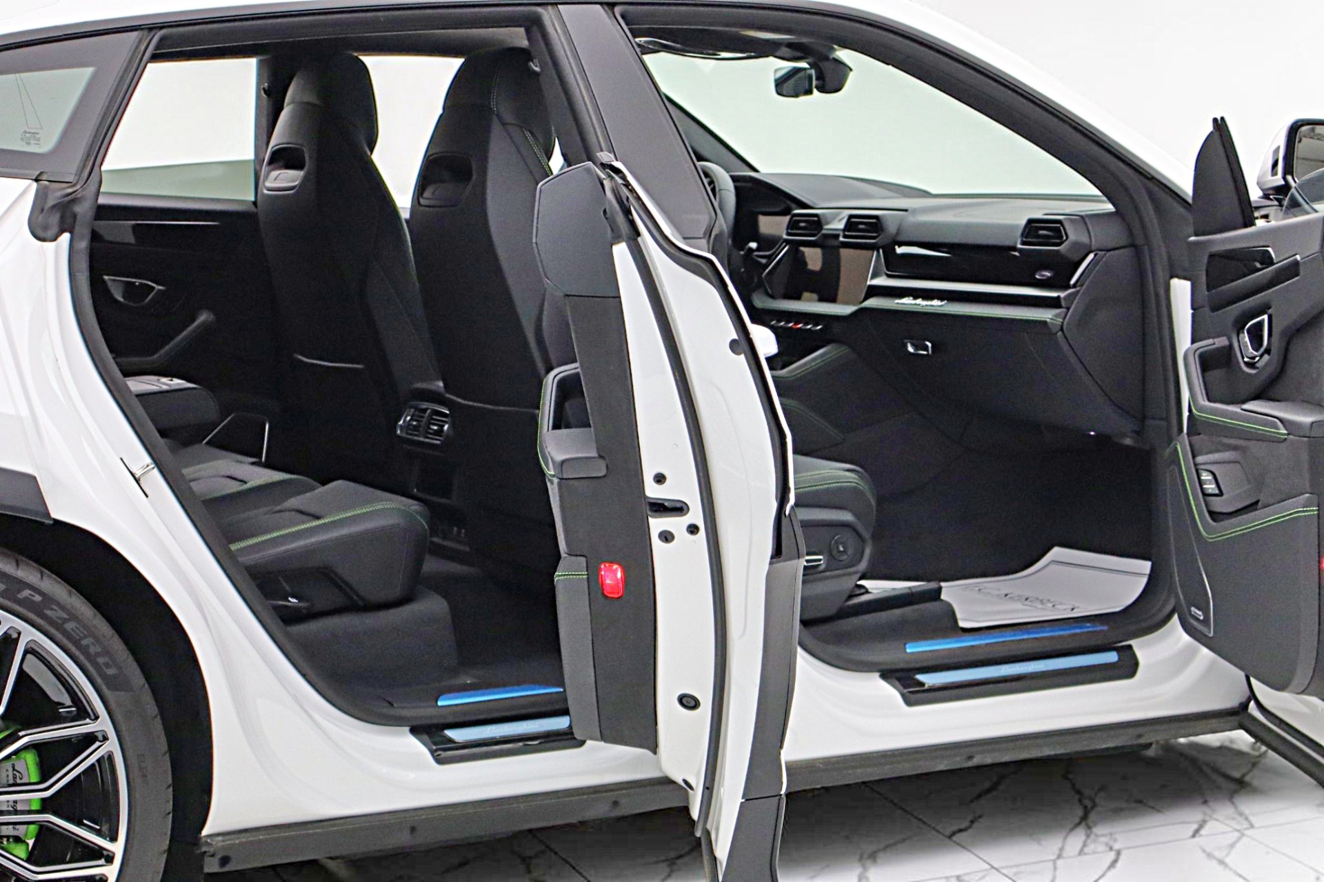 2026 Lamborghini Urus SE - Photo 12
