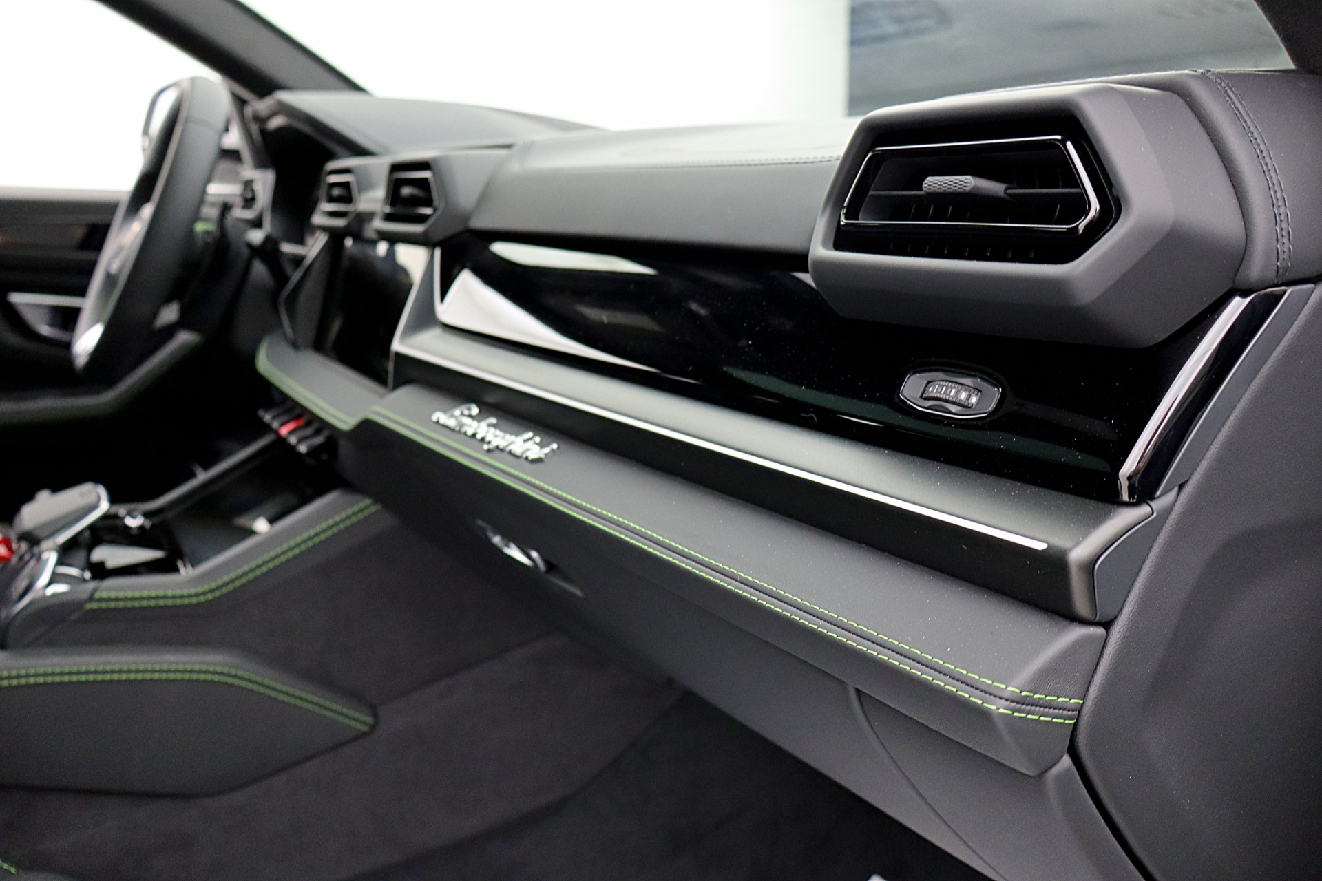 2026 Lamborghini Urus SE - Photo 34