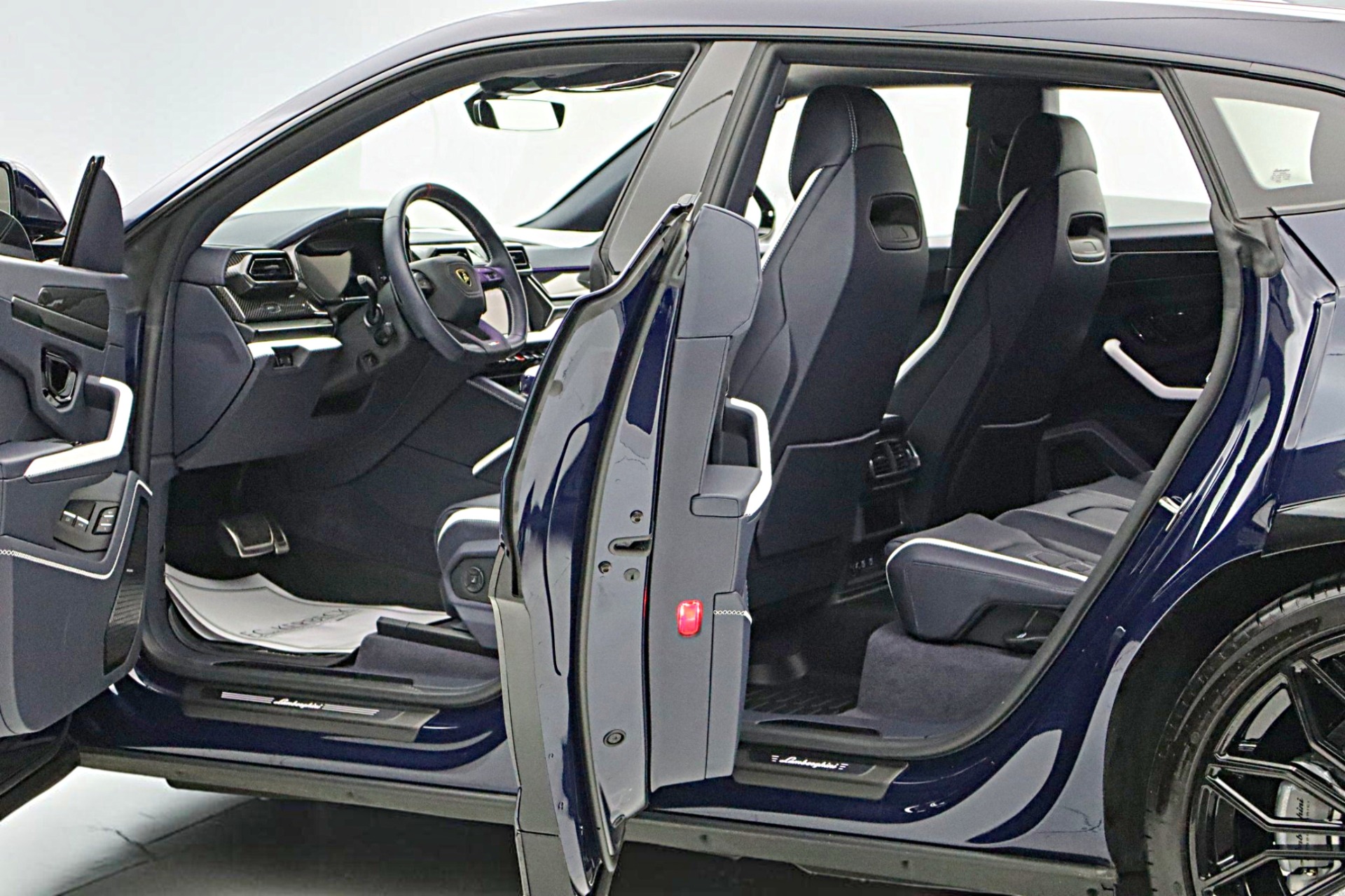 2025 Lamborghini Urus SE - Photo 10