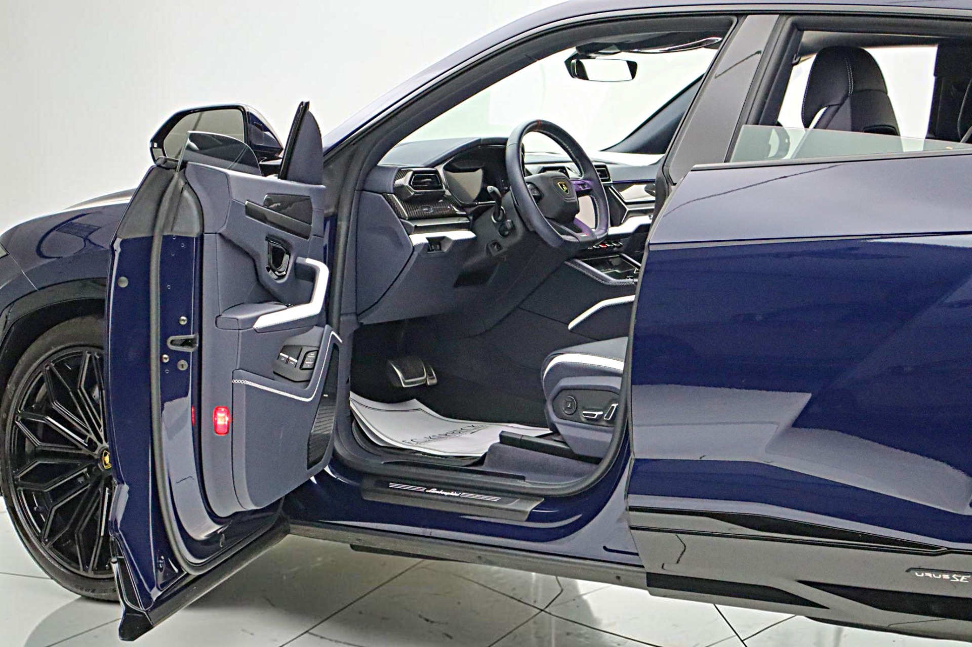 2025 Lamborghini Urus SE - Photo 11