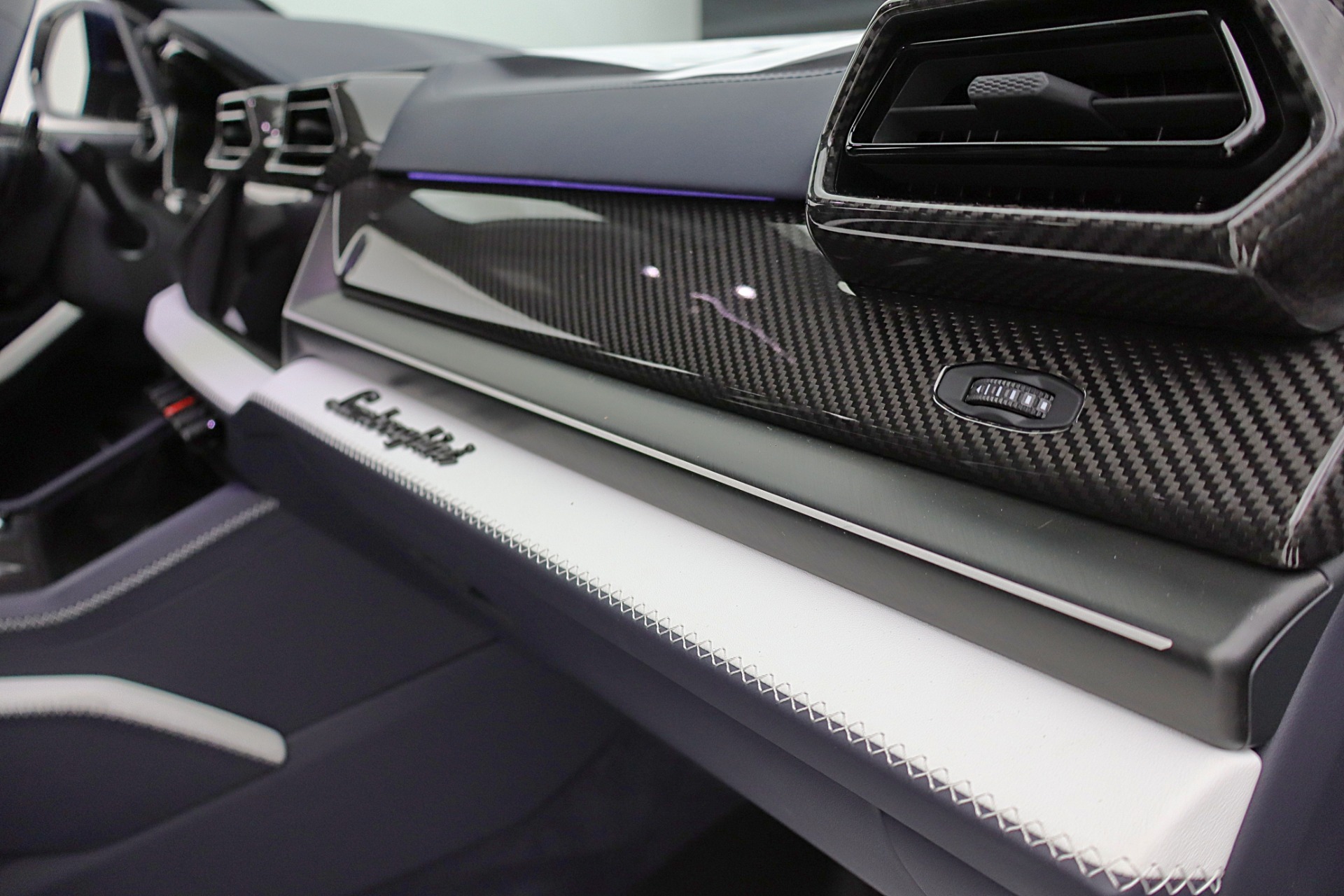 2025 Lamborghini Urus SE - Photo 37