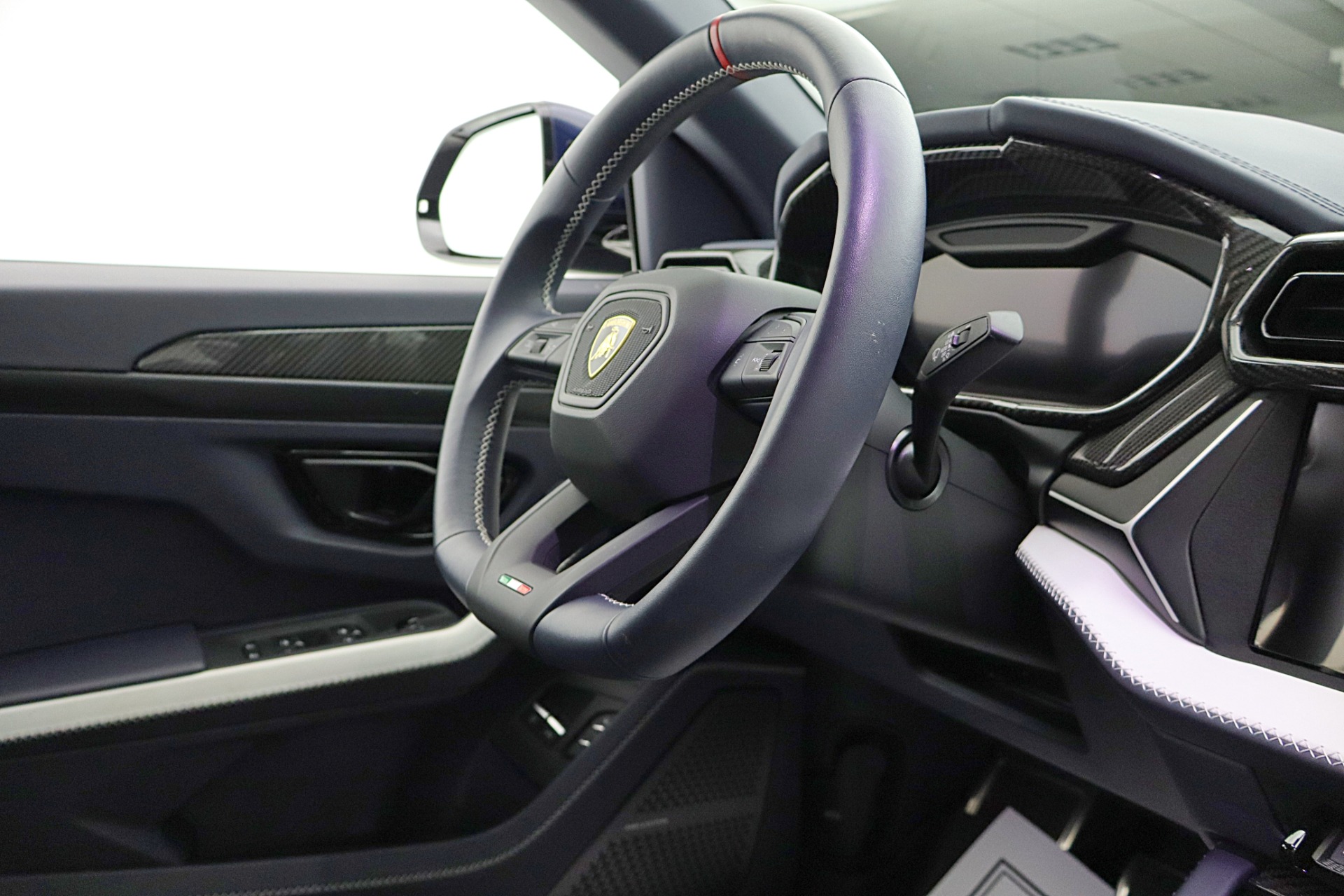 2025 Lamborghini Urus SE - Photo 38