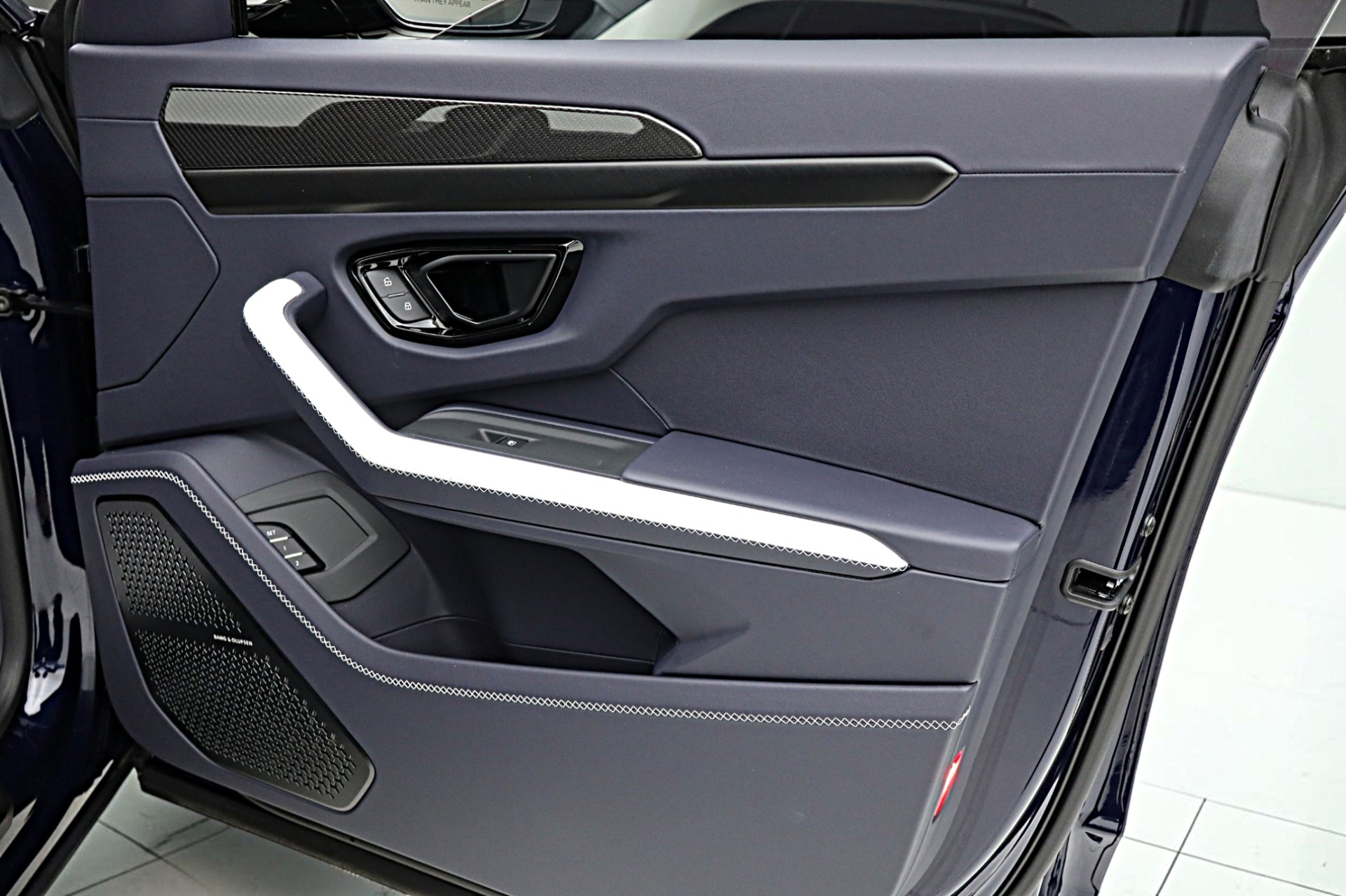 2025 Lamborghini Urus SE - Photo 52