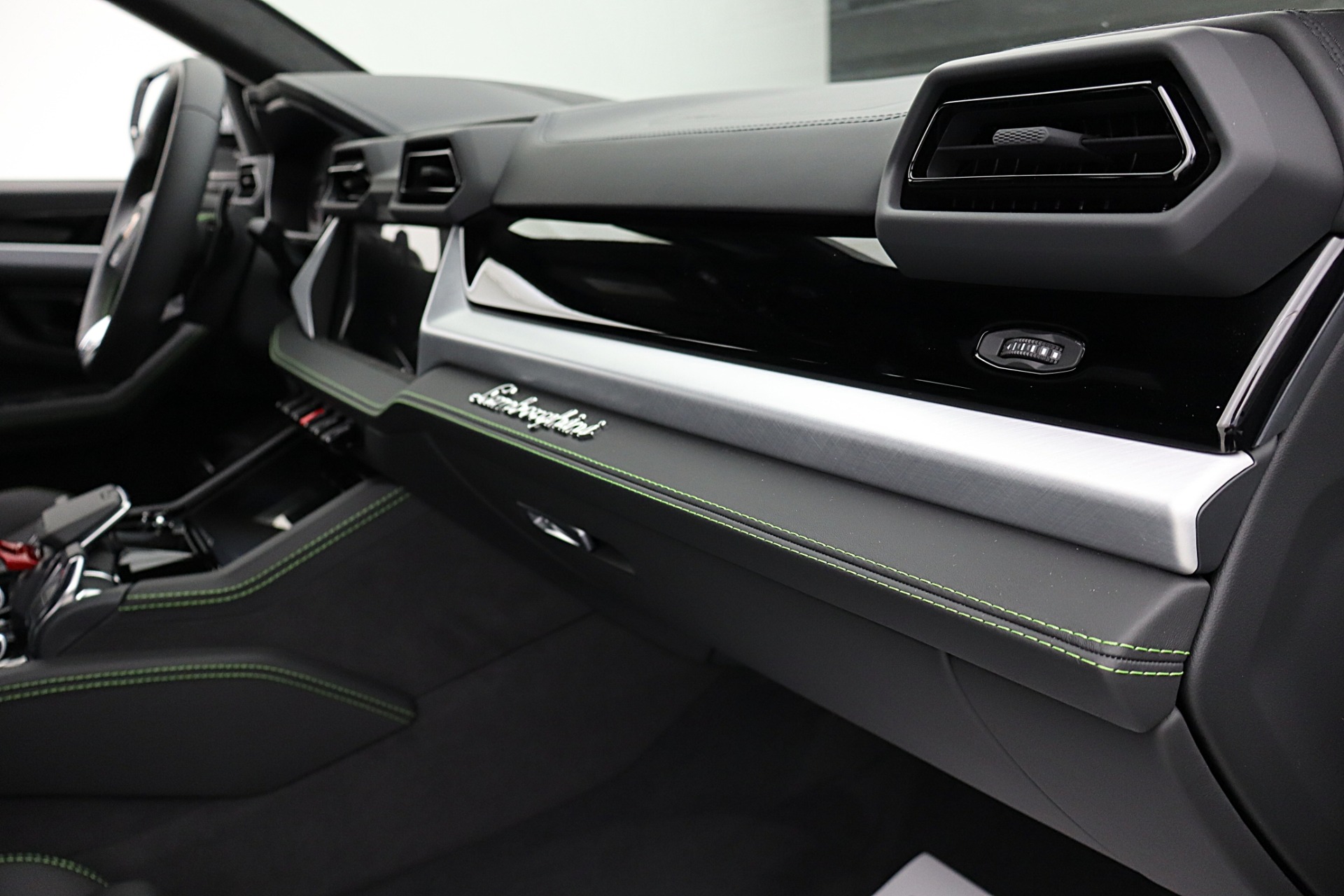 2026 Lamborghini Urus SE - Photo 30