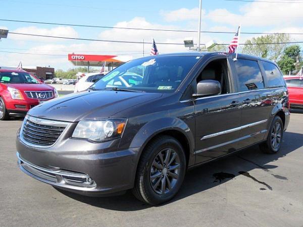 Used 2015 Chrysler Town & Country S for sale Sold at F.C. Kerbeck Lamborghini Palmyra N.J. in Palmyra NJ 08065 3