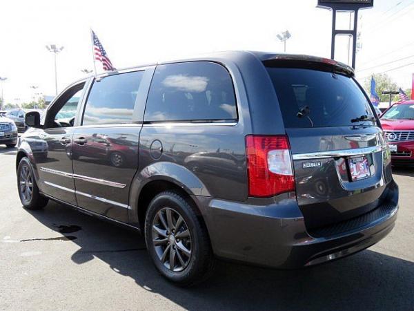 Used 2015 Chrysler Town & Country S for sale Sold at F.C. Kerbeck Lamborghini Palmyra N.J. in Palmyra NJ 08065 4
