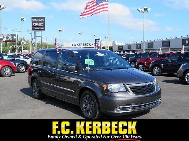 Used 2015 Chrysler Town & Country S for sale Sold at F.C. Kerbeck Lamborghini Palmyra N.J. in Palmyra NJ 08065 1