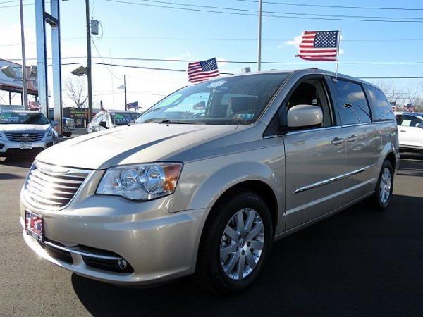 Used 2016 Chrysler Town & Country Touring for sale Sold at F.C. Kerbeck Lamborghini Palmyra N.J. in Palmyra NJ 08065 3