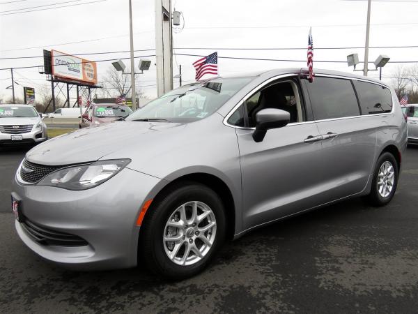 Used 2017 Chrysler Pacifica Touring for sale Sold at F.C. Kerbeck Lamborghini Palmyra N.J. in Palmyra NJ 08065 3