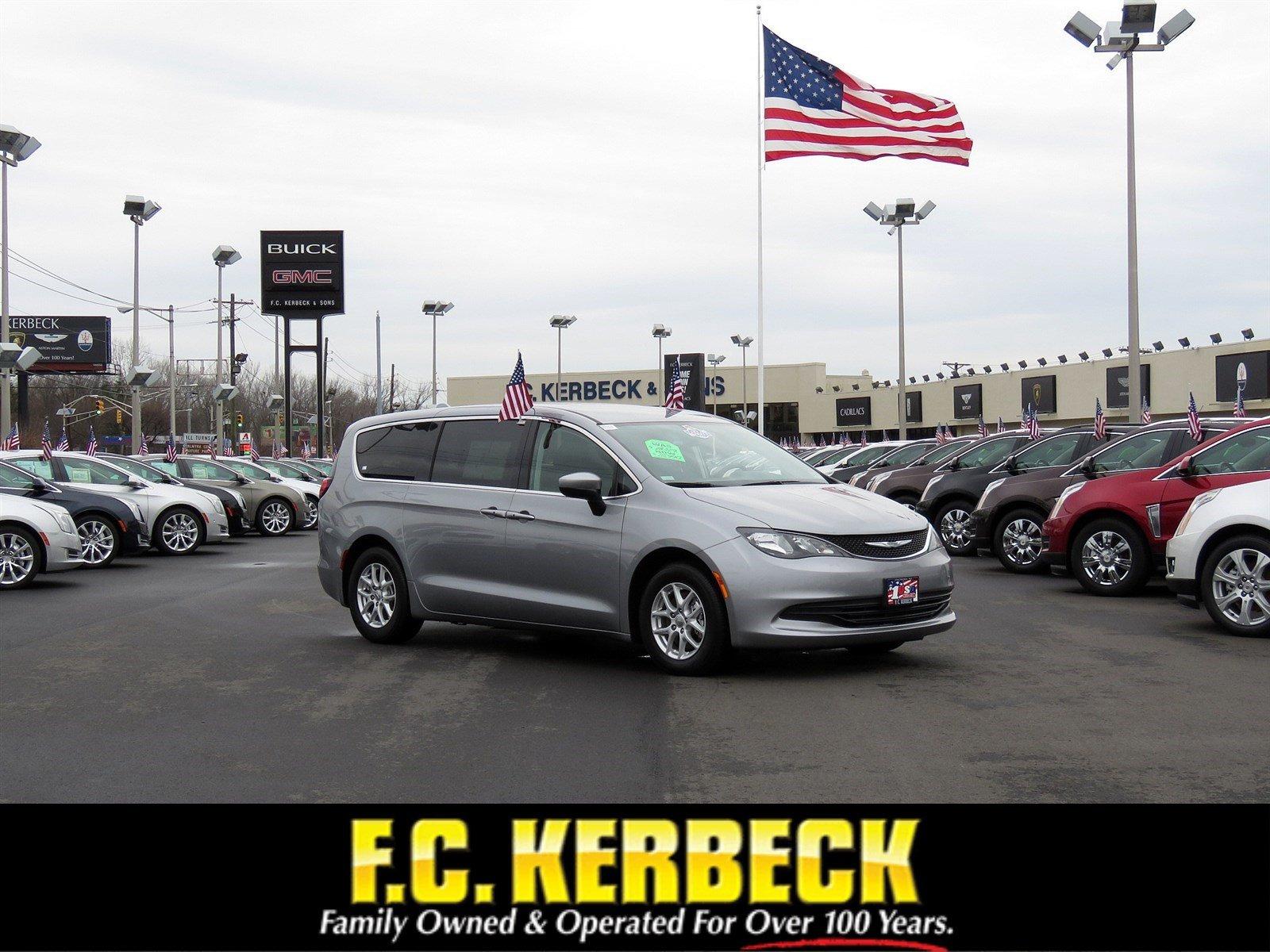 Used 2017 Chrysler Pacifica Touring for sale Sold at F.C. Kerbeck Lamborghini Palmyra N.J. in Palmyra NJ 08065 1